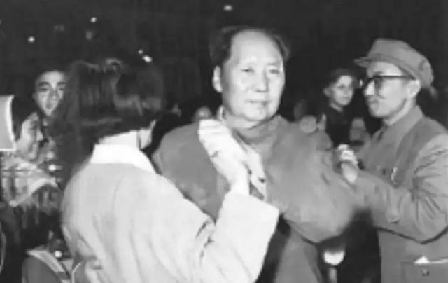 玢怎么读，玢怎么读人名（左大玢：16岁陪毛主席跳舞）