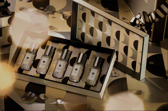 完美日记羽缎粉饼怎么样，完美日记羽翼粉饼选哪个色（“智商税”圣诞套盒又来了）