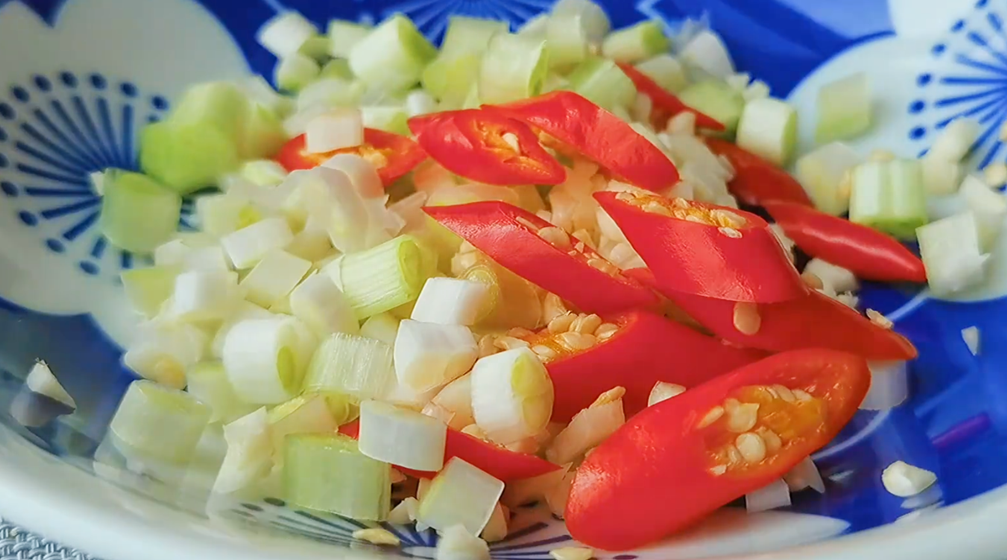 图片[3]-【蒜苔炒鸡蛋】做法步骤图 营养不流失 脆嫩又入味-起舞食谱网