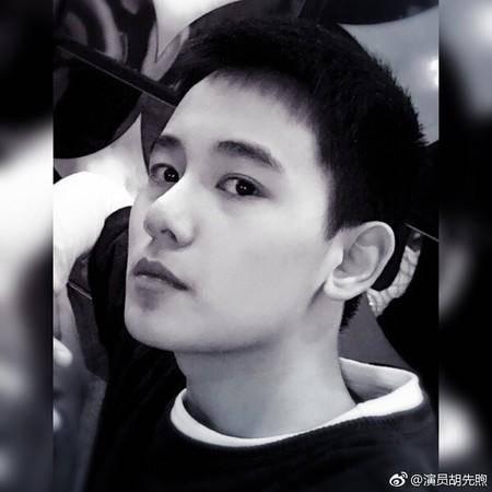 易烊千玺的“校草室友”爆光！同学说出“恐怖内幕”：他被利用了