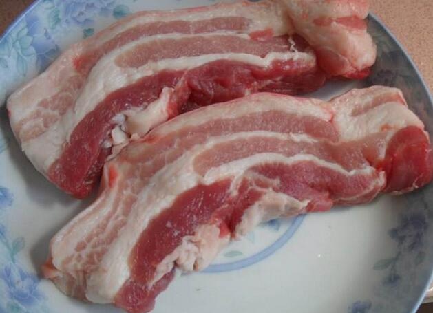 圖片[2]-【香煎五花肉】做法步驟圖 肉質(zhì)細(xì)嫩不油膩 連吃3盤不過癮！-起舞食譜網(wǎng)