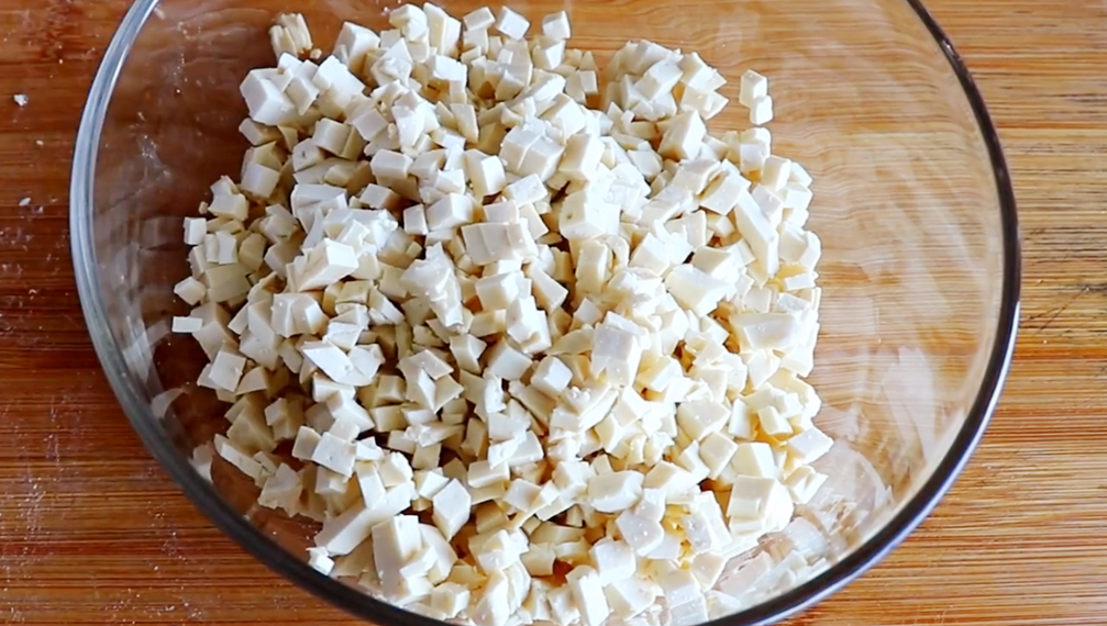 图片[2]-【黄瓜豆腐鸡蛋饼】做法步骤图 给孩子当早餐最好 多吃长个大-起舞食谱网