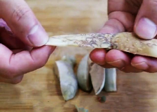 这是一道滋补汤,原料是牛鞭,所以随大流叫"菊花牛鞭汤"是很补的一道菜