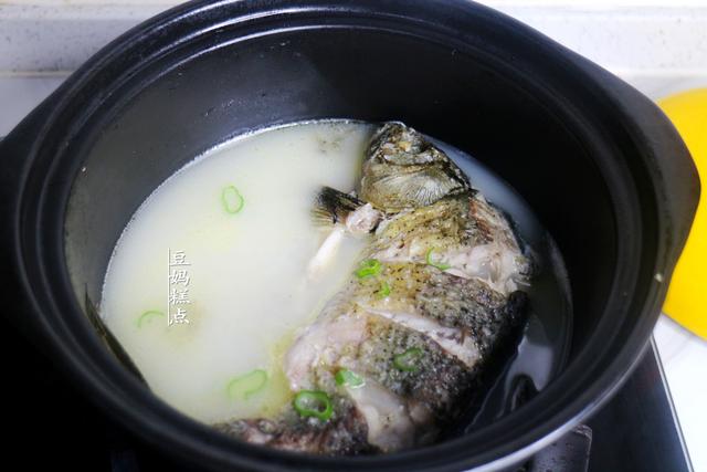 炖鲫鱼的家常做法，炖鲫鱼方法（鲫鱼汤的正确做法）