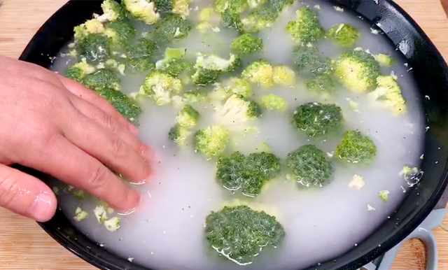西兰花如何清洗，怎么清洗西兰花（西蓝花千万别用清水洗）