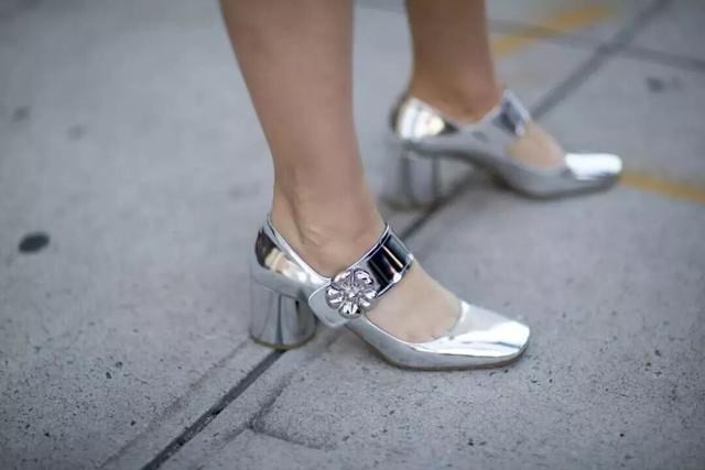 玛丽珍鞋是什么意思，洛丽塔是什么意思（现在是“玛丽珍鞋”的时代）