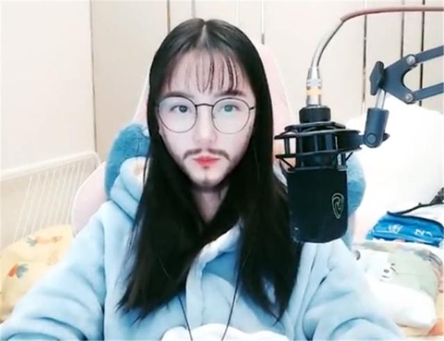 齐b小短裙游戏怎么玩，变态单机游戏盒子（腐团儿COS很大胆）