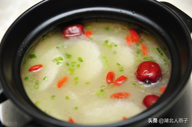 冬天适合喝什么汤，冬天适合喝什么汤养生简单（入冬后最适合喝7道“驱寒汤”）