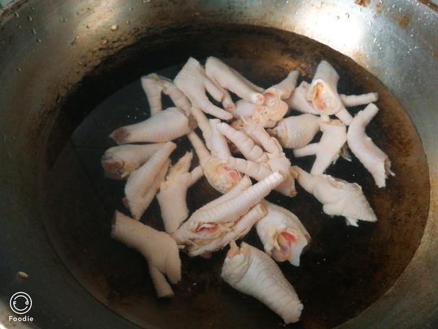 凉拌鸡爪和香辣鸡爪做法，凉拌香辣鸡爪的制作方法和配料（教你做香辣美味的凉拌鸡爪）