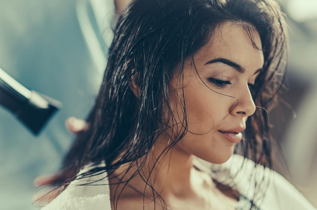 头发蓬松怎么弄柔顺弄直，怎么才能让你头发变直顺（头发细软贴头皮别乱烫头）