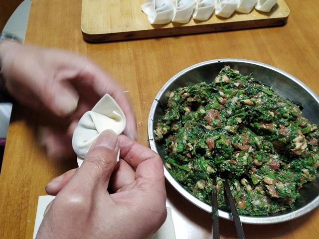 荠菜猪肉馅馄饨怎么调好吃，在我们家，但凡想不出要吃什么
