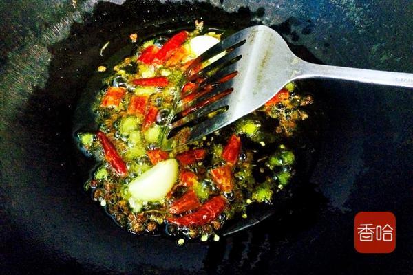 火锅底料的做法，家庭简易清汤火锅底料（教你自制火锅底料）