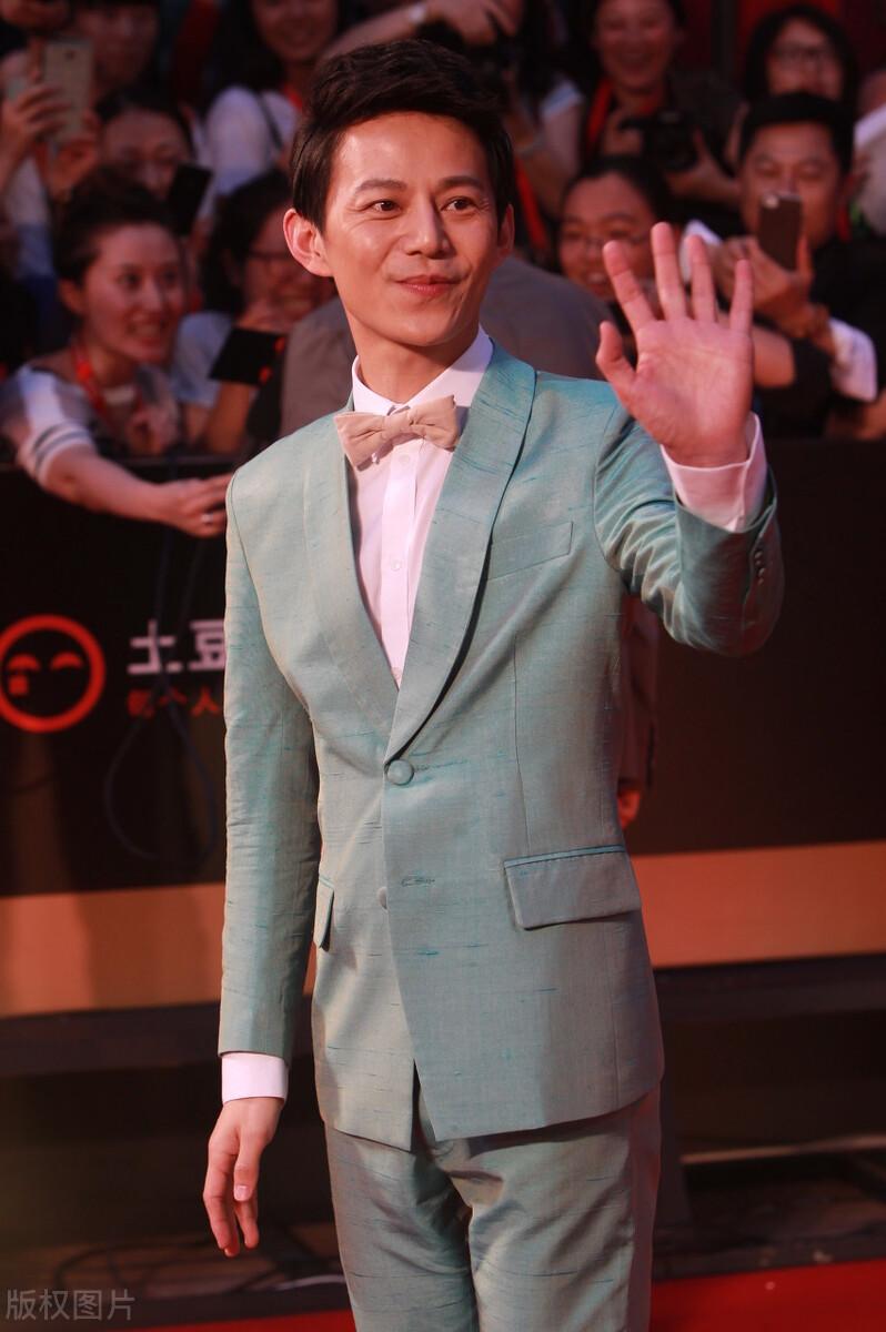 何炅主持大风车是哪年(只用了26年,何炅经历了什么?