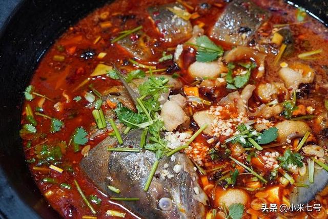 东北特色菜之铁锅炖大鱼，看着土气吃后服气的东北铁锅炖大鱼