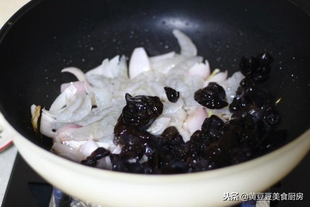 虾仁爆炒木耳做法，虾仁爆炒木耳做法视频（黑木耳炒虾仁）