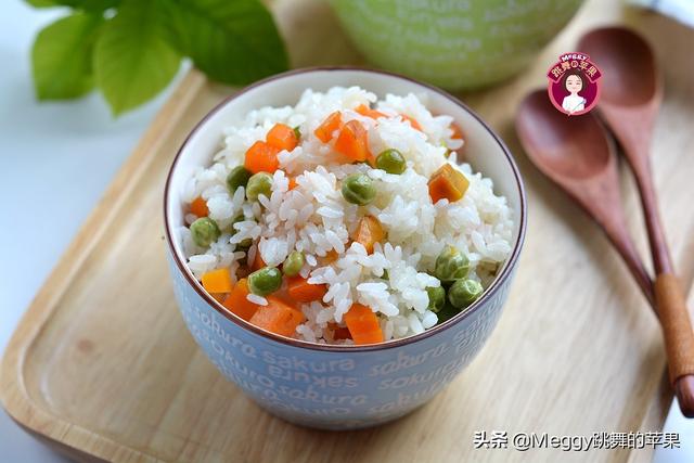 豌豆焖饭制作方法，豌豆焖饭怎么做电饭锅（加2料比白米饭营养翻倍）