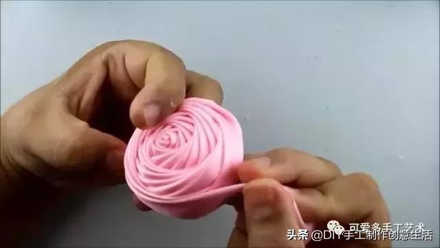彩带的折法，彩带的折法大全 风铃花（一根丝带就卷出一朵螺旋形状的玫瑰）