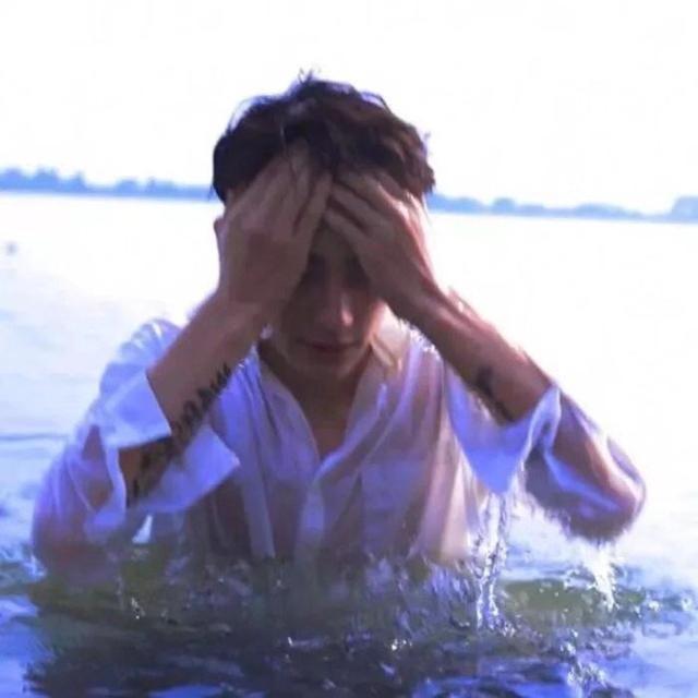 伤感头像男生孤独失望 qq伤感头像男生带孤微信，伤感头像男生孤独失望 qq伤感头像男生带孤（是你不在我身边却在我心里。）