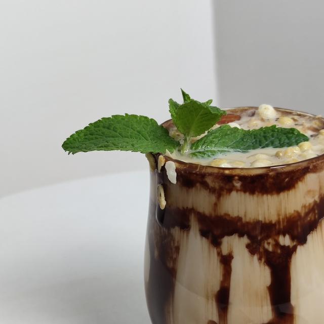 美式咖啡和拿铁的区别，拿铁和美式咖啡的区别（为什么有人说美式加奶很土）