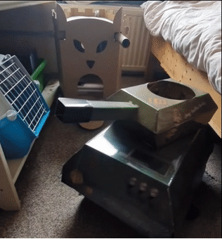 如何用最简单的材料给猫咪做玩具，如何用最简单的材料给猫咪做玩具熊（网友给家里的猫打造纸箱坦克）