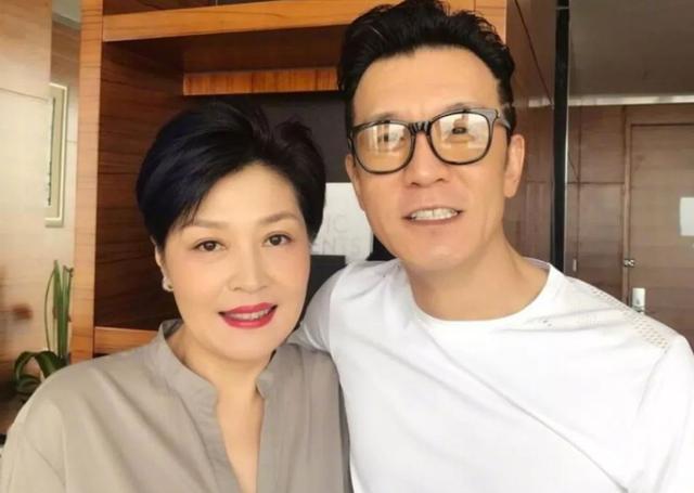 哈文的父亲到底是谁，哈文父亲资料（口吃、失声、进央视、怼台长）