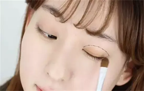 清纯学生妆教程步骤，日常学生妆教程（清纯简单学生化妆步骤）