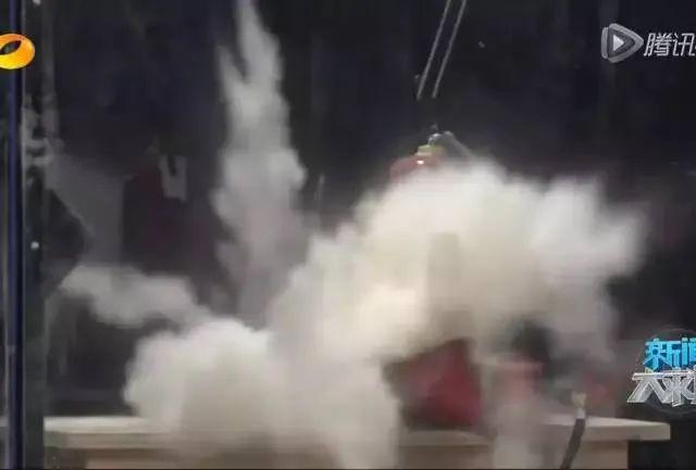 灭火器怎么看是否过期，干粉灭火器多长时间检查一次是否结块_公司干粉灭火器多长时间检查一次（鹤城消防温馨提示怎样辨别过期灭火器）