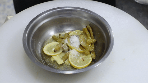 柠檬鸡爪制作配料，柠檬鸡爪怎么制作（巧用冰箱做泡椒鸡爪）