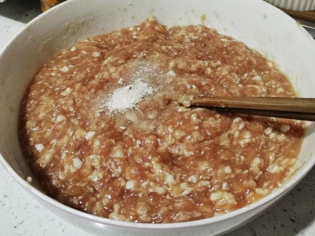 馄饨馅的最佳配方，25年馄饨老店的馅料配方（馄饨馅怎么调好吃又嫩）