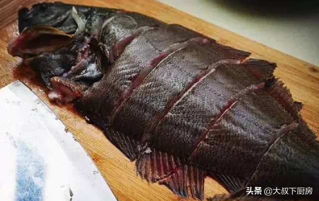 清蒸比目鱼的做法，清蒸比目鱼的家常做法步骤（大叔教你清蒸比目鱼）