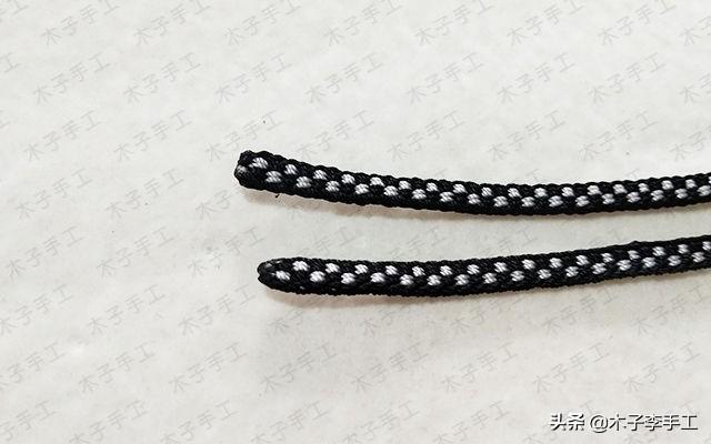 手机挂绳怎么装在手机壳上，手机壳怎么穿挂绳（用方形盘编器做的手机挂绳的编法图解）