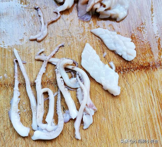 鱿鱼怎么清理干净，鱿鱼正确清理办法（不会的话）