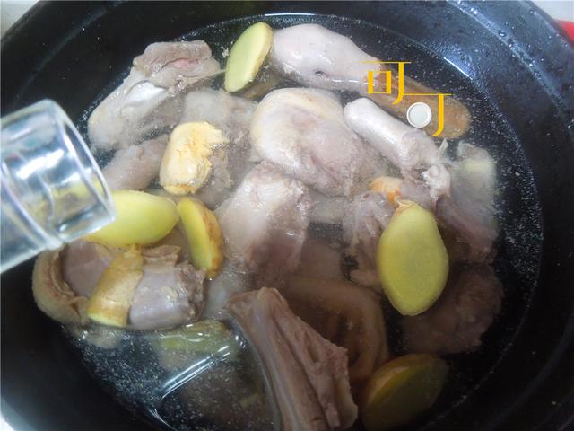 笋干老鸭煲的做法，笋干老鸭煲的做法 最正宗的做法（买只老鸭加笋干和木耳一起炖着吃）