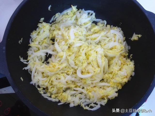 酸菜蒸饺的做法，酸菜蒸饺的做法步骤（这么做馅鲜皮筋道）