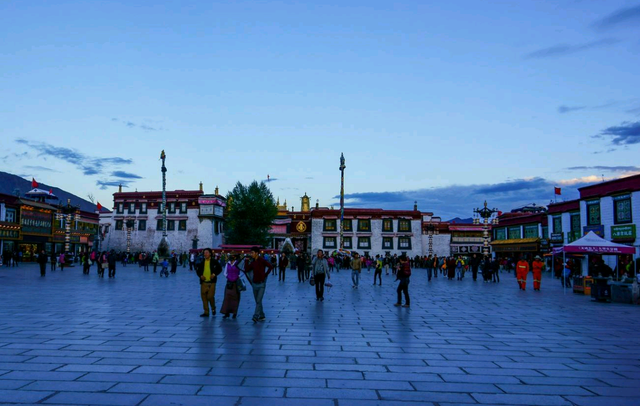 拉萨是什么城，昆明是什么城（精神与物质融合碰撞的城）