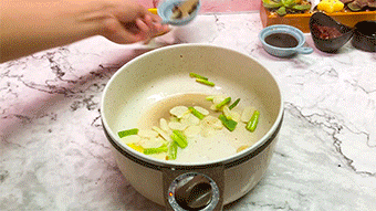 熟鹌鹑蛋怎么炒好吃，圣女果炒鹌鹑蛋（香炒鹌鹑蛋居然如此美味）