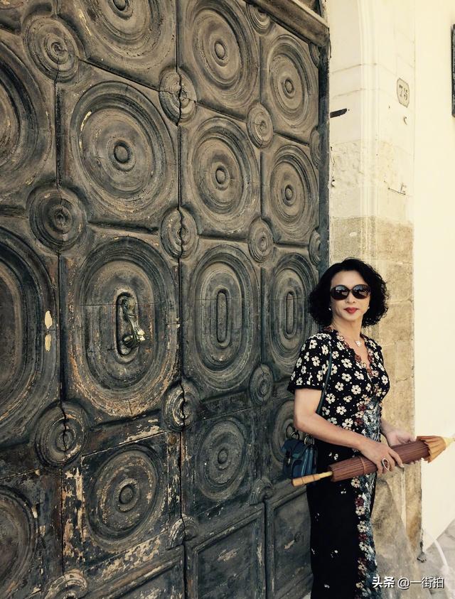 黑色皮草搭配图片，黑色长款皮草外套冬季搭配（穿黑色皮草配围巾品味真高）