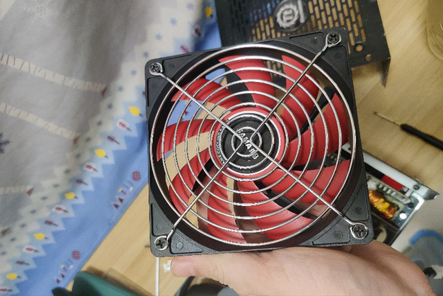 电脑关机后风扇还在转，电脑已经关机风扇还在转怎么解决（电脑开机后风扇转一下停一下）