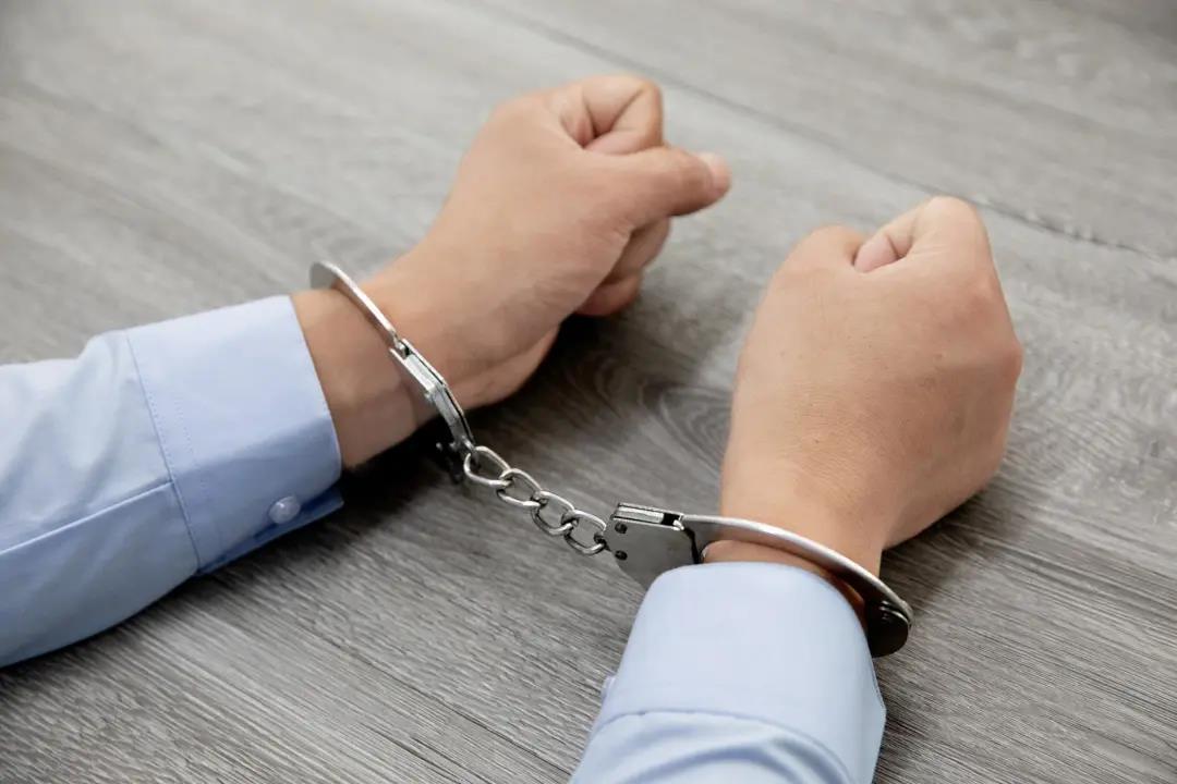 刑事拘留请个律师大概多少钱（亲人被刑事拘留）