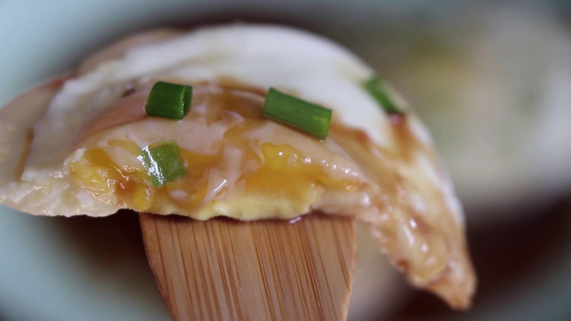 水铺蛋怎么做蛋清不散，水铺蛋怎么做才会完整（煮荷包蛋100%不散小窍门）