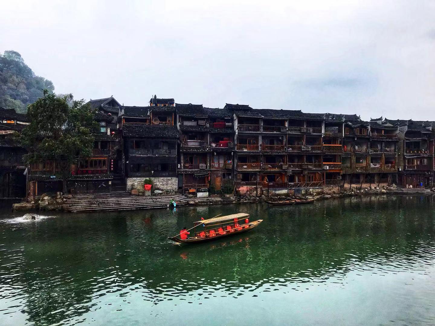 凤凰古城属于哪个市，湖南凤凰古城，为什么现在越来越多的人不想去这里？