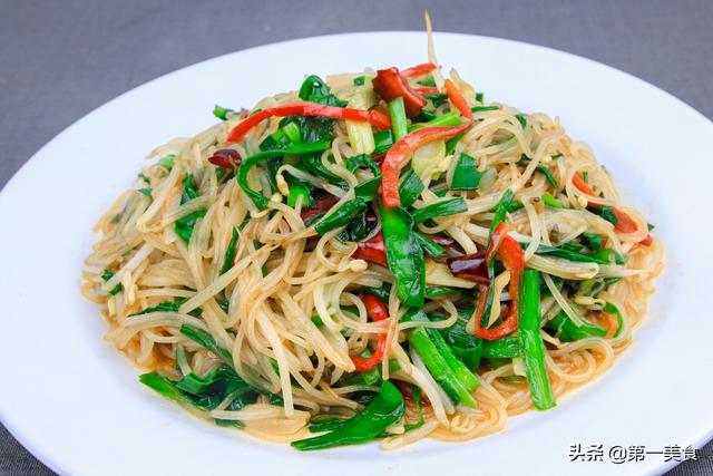 粉丝炒韭菜怎么炒，粉丝炒韭菜怎么炒好吃窍门（厨师长分享家常韭菜炒粉丝做法）