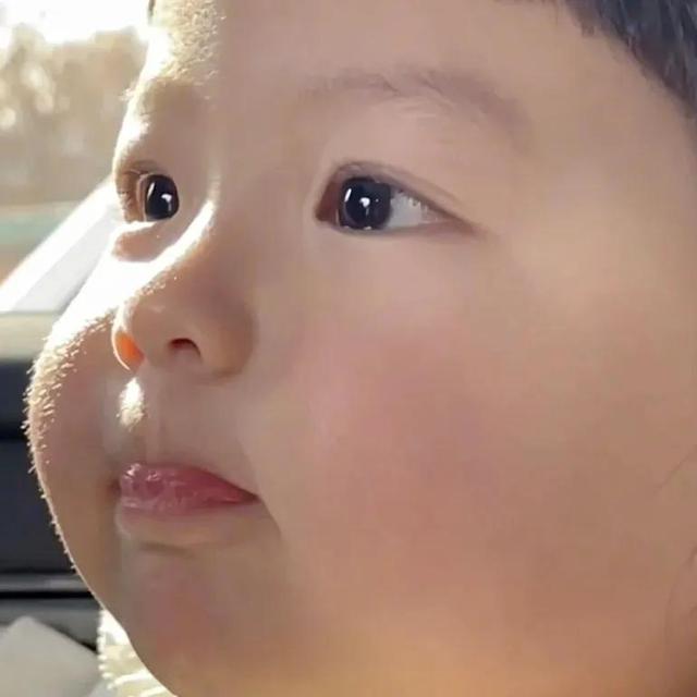 娃娃头像微信，娃娃头像（去爱一个让你变成小孩的人）