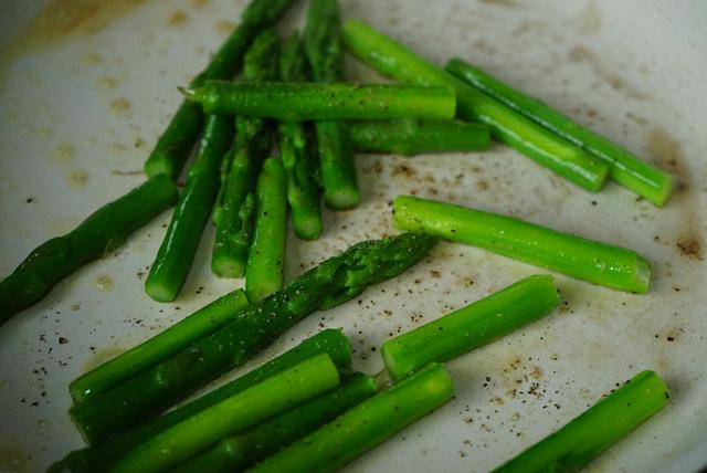 芦笋可以放多久，芦笋放久了能吃吗（西方人餐桌上最不能省的蔬菜芦笋）