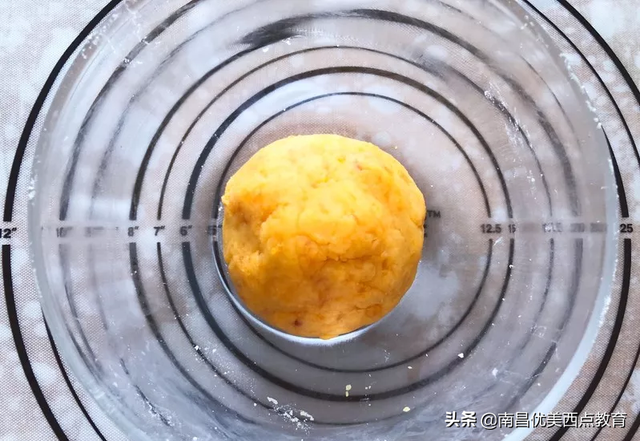 网红咸蛋黄饼干的做法，咸鸭蛋黄饼干（层次分明超级酥脆）