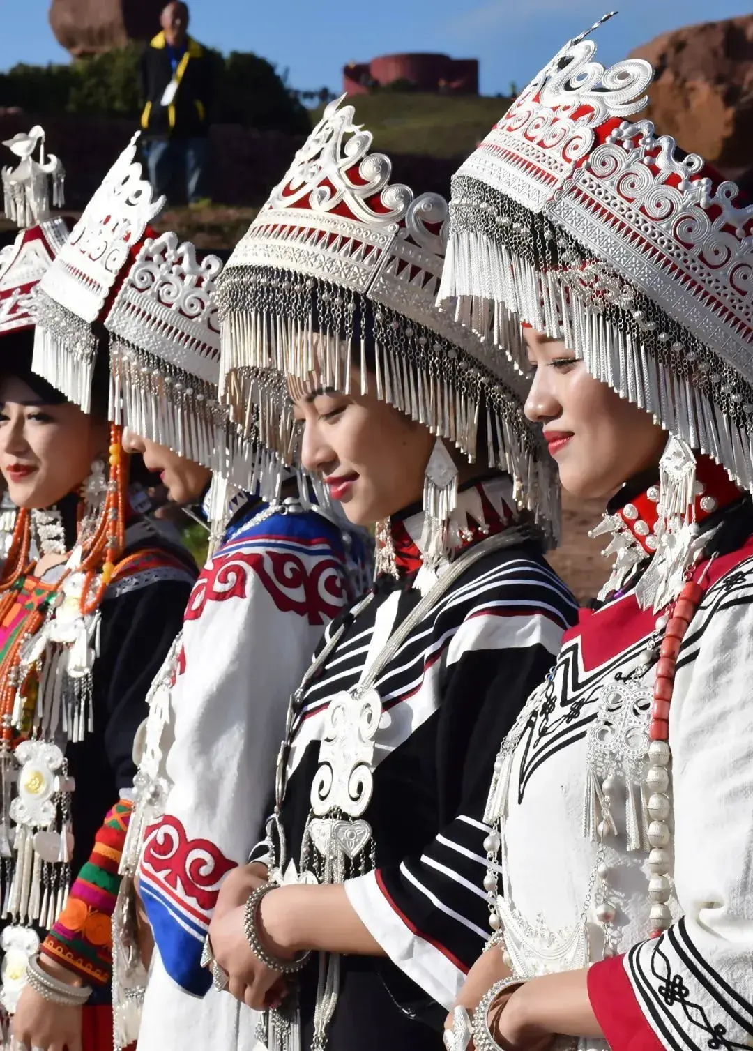 彝族风俗节庆，彝族的传统节日和风俗（薪火相传——彝族火把节）