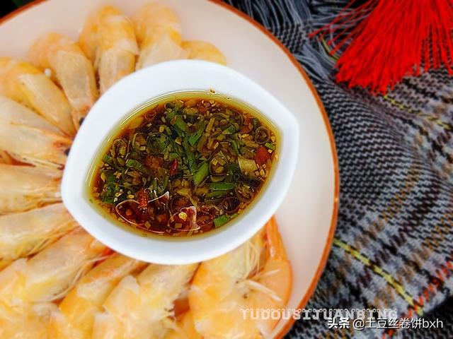 白灼虾蘸料怎么调，白灼虾的蘸料酱油怎么做（这碗无敌蘸料太香）