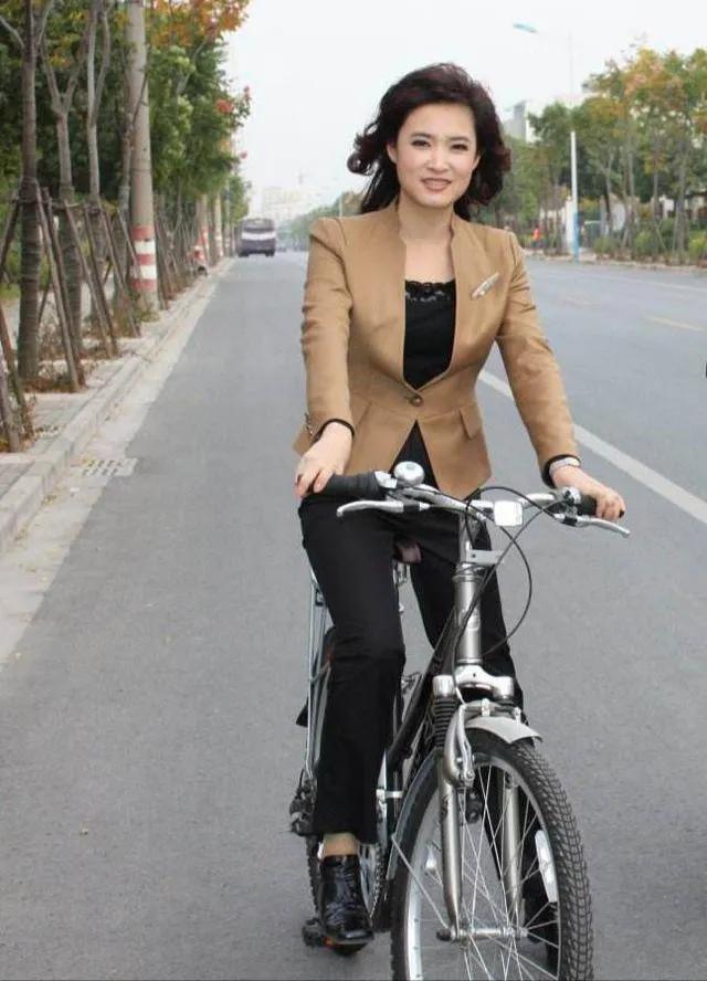 桑晨简历个人资料简介，桑晨简历个人资料简介 老公（和董卿同龄的央视主持人桑晨）