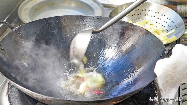 千张怎么炒好吃，炒千张怎么做好吃（大厨教你做青椒炒千张）