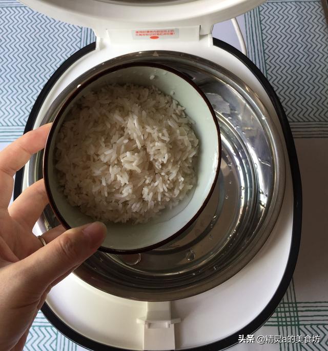 熬大米粥的做法，养胃大米粥的家常做法（熬大米粥的时候）